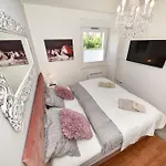 Mm Luxury Apartments Diamond & Silver